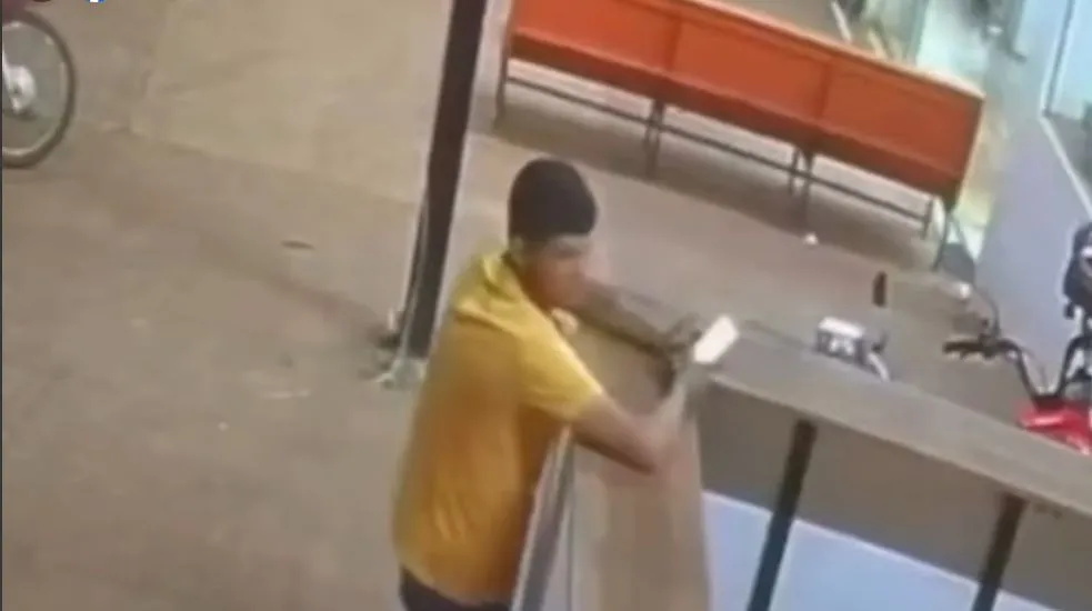 Fortaleza dos Nogueiras: polícia procura individuo que esta furtando capacetes, câmeras de vigilância registraram (Gabigol)