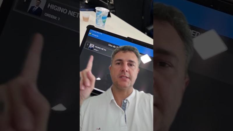 O vereador Higino conduz a discussão na câmara; antes dele falar, ninguém promove debate