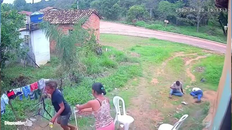 Riachão: pai e filho embriagados começam a brigar, ele cai, quebra o pescoço e morre na hora. Imagens fortes. (Gabigol)
